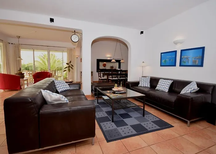 Vila com 4 dormitórios